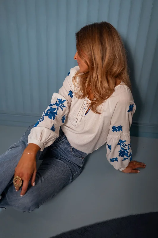 Women's Blouse with V-Shaped CollarEcru and Blue Shauny Blouse